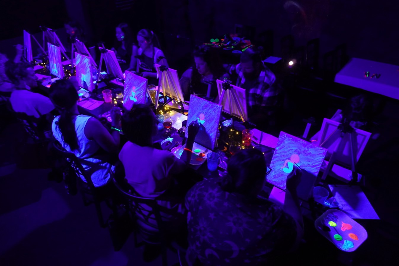 Atelier de peinture Blacklight chez Cafexo