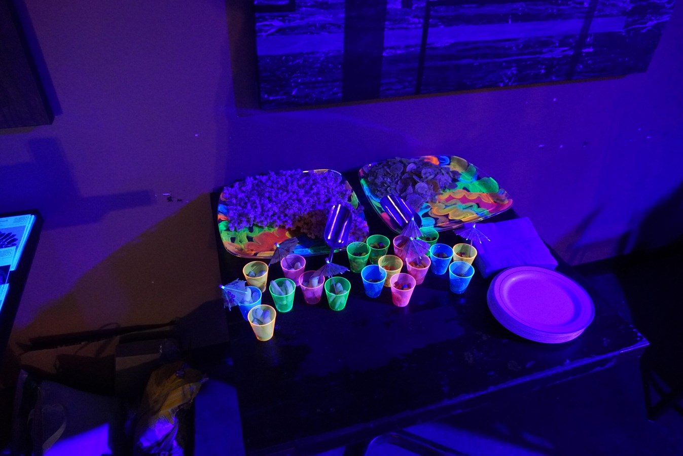 Blacklight painting workshop at Cafexo Boutique