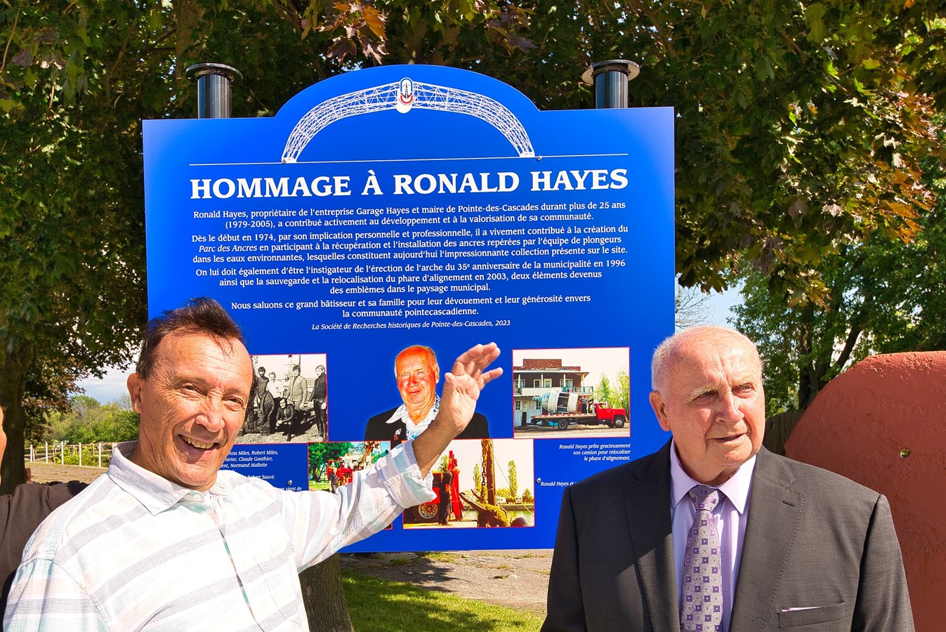 Ronald Hayes à droite, lors du dévoilement de la plaque-hommage