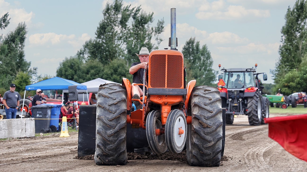 A great spirit of camaraderie at the 17th edition of Tires de tracteurs antiques   