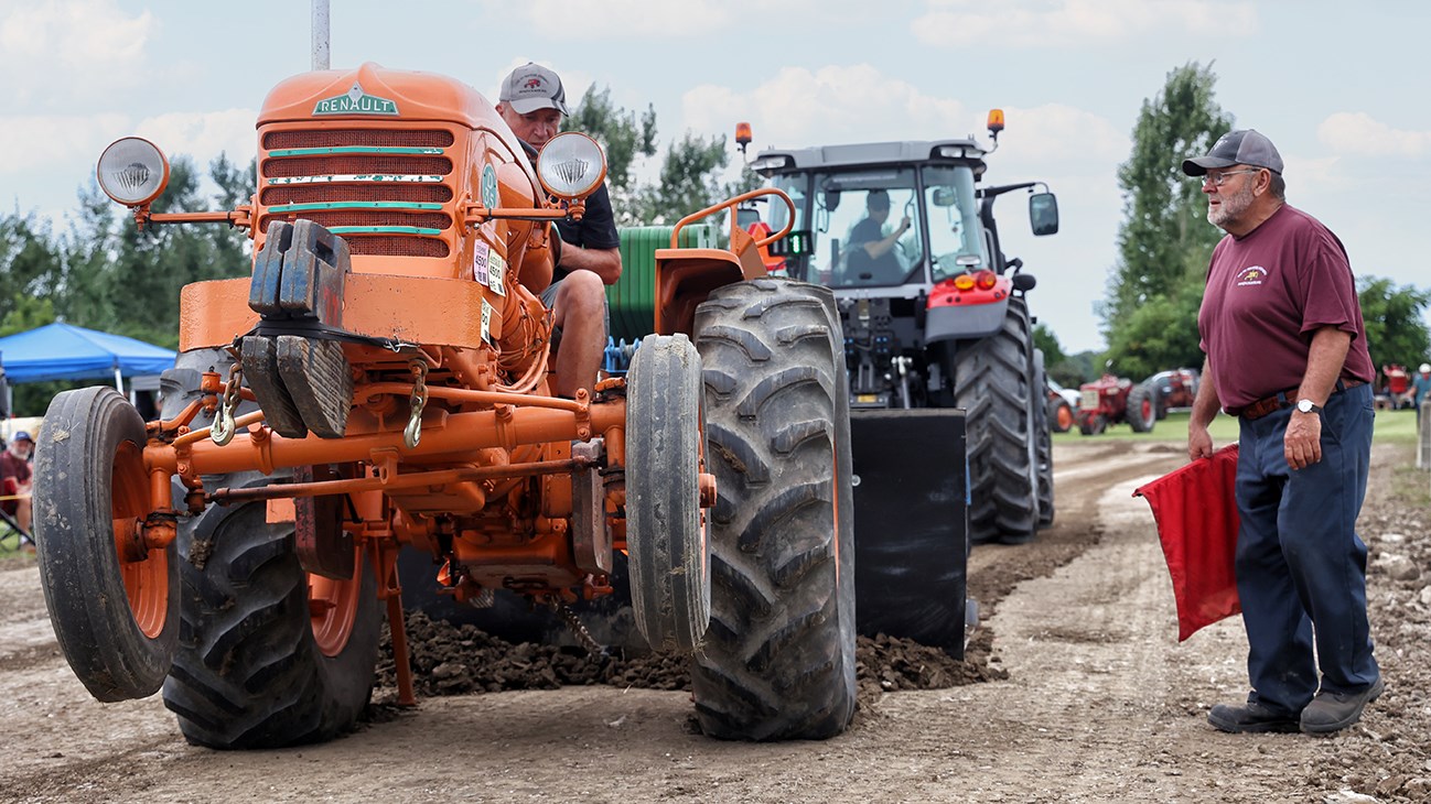 A great spirit of camaraderie at the 17th edition of Tires de tracteurs antiques   