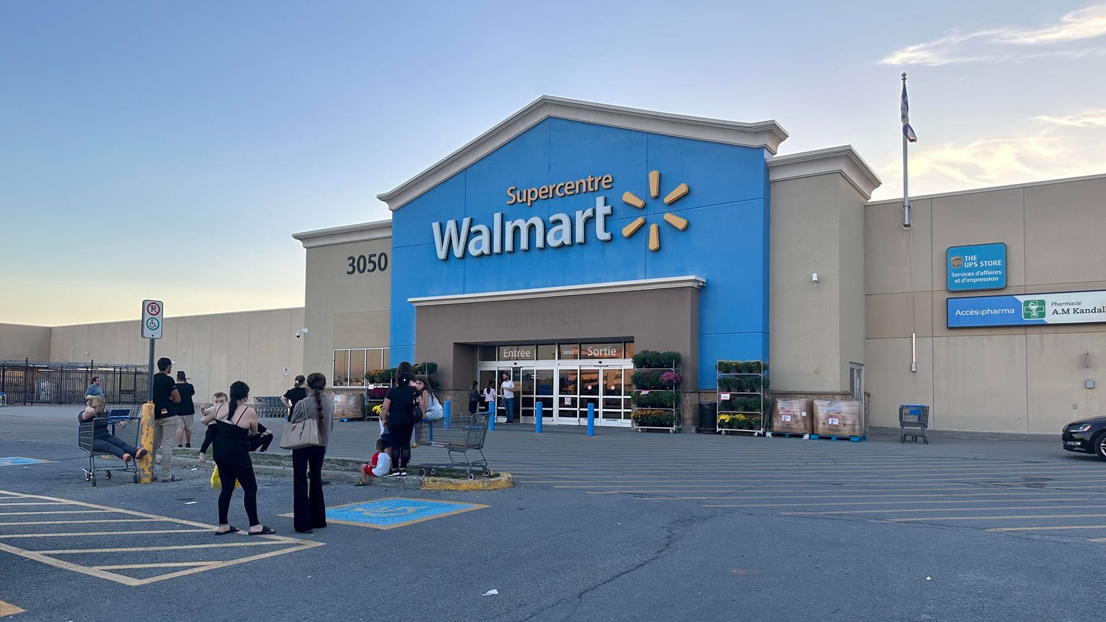 Le Walmart de Vaudreuil-Dorion évacué le temps d'une intervention policière