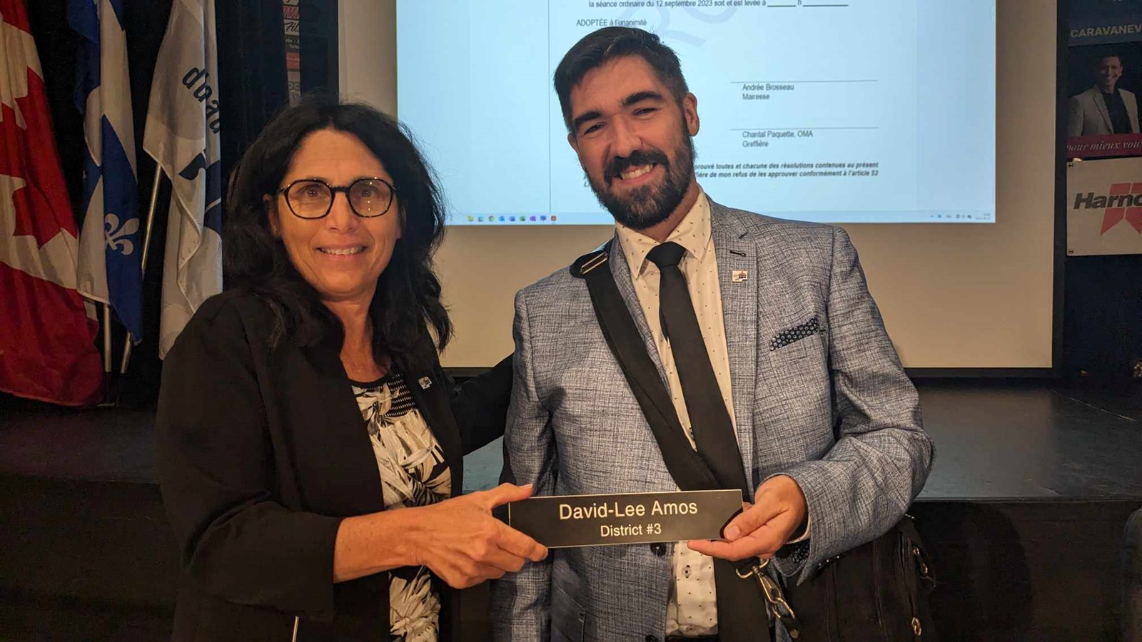 Avant de redevenir un simple citoyen, David-Lee Amos a pris la pose avec la mairesse Andrée Brosseau au terme de sa dernière réunion à titre de conseiller du district 3
