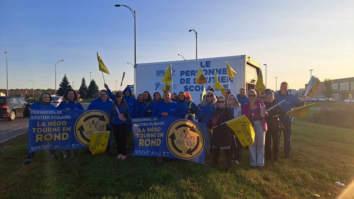 SPSTL-CSQ members protest in Vaudreuil-Dorion
