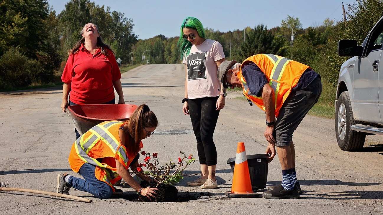 Exasperated, she beautifies route 342 in Pointe-Fortune