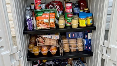 Nouveau garde-manger en libre-service devant L’Actuel