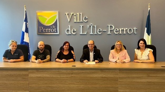 In the photo, from left to right: Caroline Lemay, Syndicat vice-president, Christian Rousseau, Syndicat president, Mélanie Meunier, vice-president, Pierre Séguin, Ville de L'Île-Perrot mayor, Nancy Forget, general manager and Élisabeth Guilbault, human resources manager