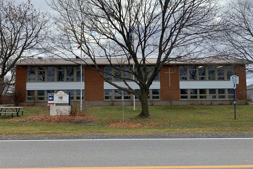 Garage sale and clearance of office furniture and equipment in Très-Saint-Rédempteur