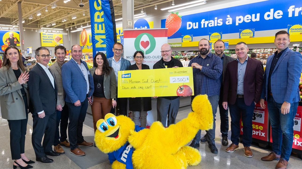 Pictured here are Simon Legault, Store Manager, Yan Ouellette, Moisson Sud-Ouest Director of Development and Philanthropy, and Andrée Brosseau, Mayor of Coteau-du-Lac. They pose with numerous representatives of Maxi and Max, the official mascot