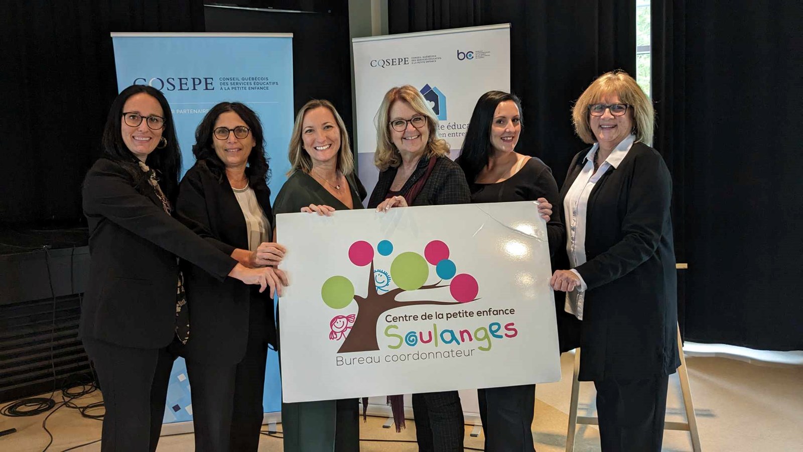 Sur la photo, on retrouve de gauche à droite: Mme Ouellette, directrice adjointe du COSEPE, Andrée Brosseau, mairesse de Coteau-du-Lac, Marilyne Picard, députée de Soulanges, Suzanne Roy, ministre de la Famille, Émilie Courval, propriétaire du Groupe Alterna Médic et Sylvie Himbeault, directrice par intérim du CPE Soulanges