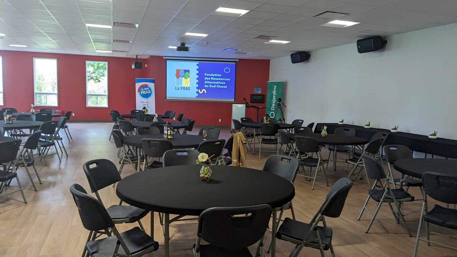 Le FRAS a également annoncé qu’elle dispose de deux salles disponibles à la location, soit une salle de conférence et une salle de banquet, idéales pour une variété d’événements