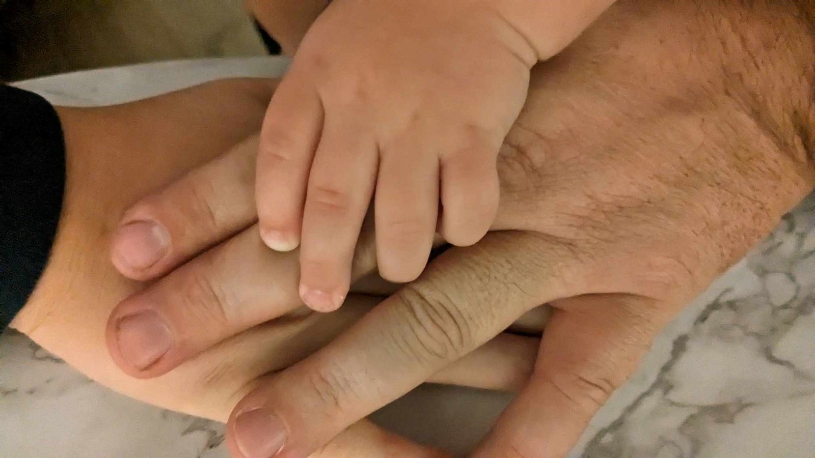 Enfant violenté en milieu de garde familial: les parents déplorent le manque de réponses des autorités