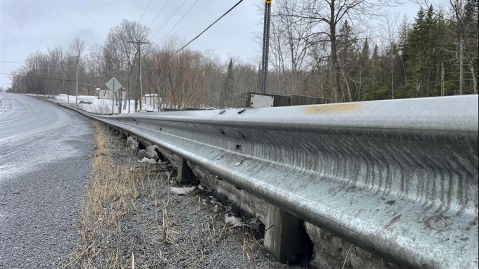 Start of guardrail repair work in Rigaud