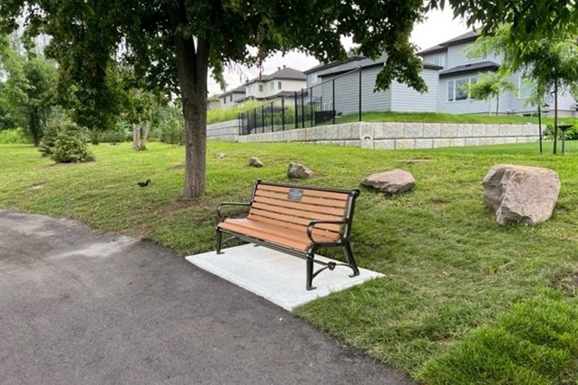 Trois bancs Héritage honorent des citoyens de Pincourt