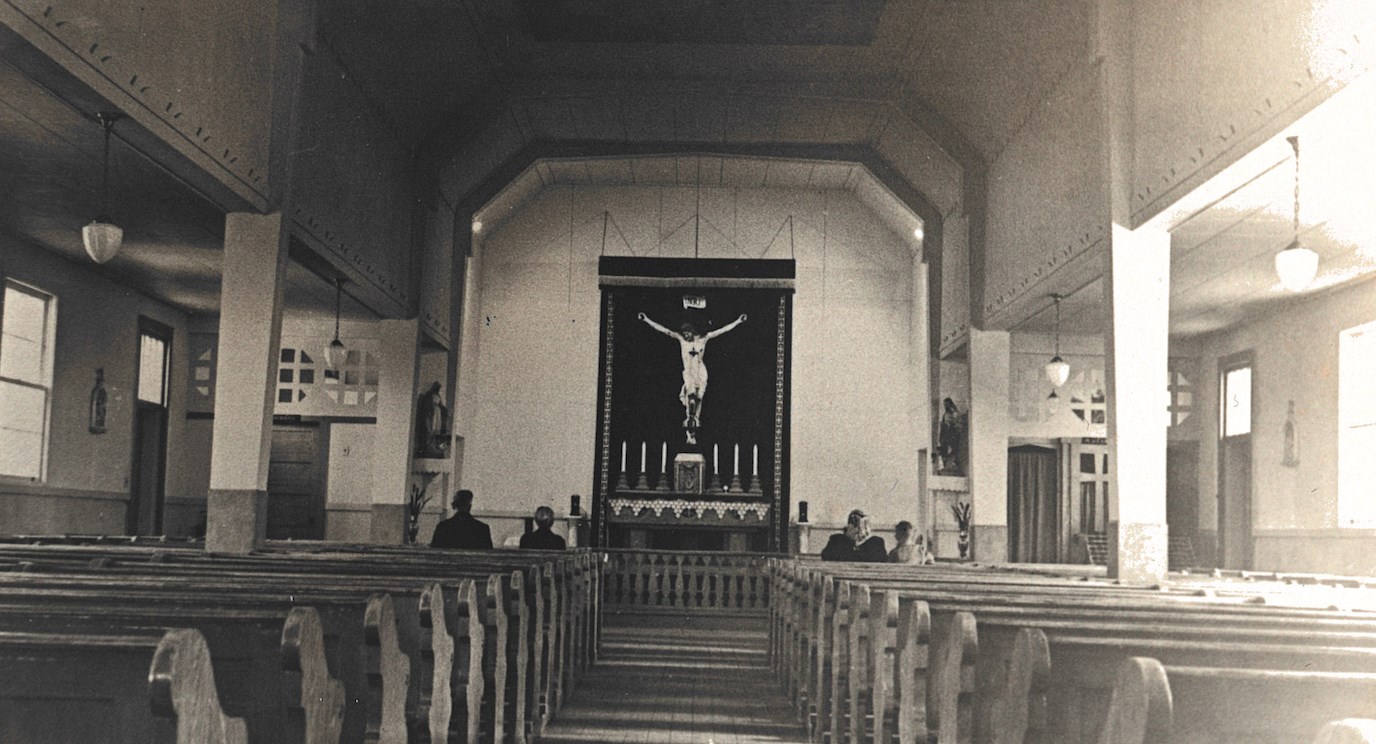 L’intérieur de l’ancienne chapelle de Brucy. Avant 1958.