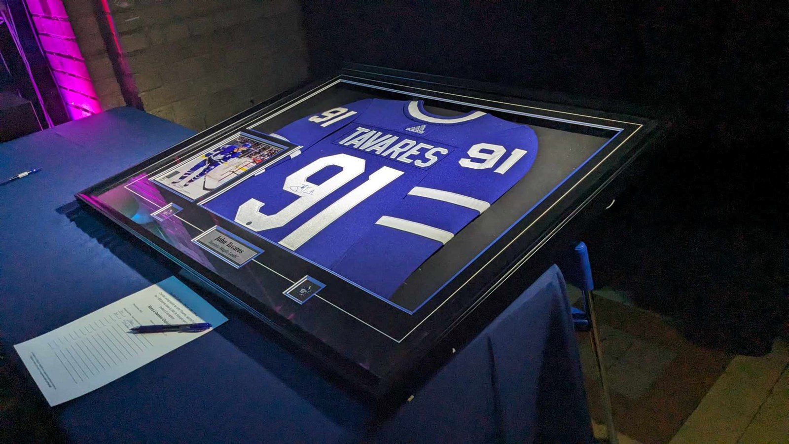 Un chandail autographié et encadré du hockeyeur John Tavares qui a maintenant près de 1000 points inscrits à sa fiche sportive, faisant de lui un joueur d’exception, faisait partie de la liste d’items de l'encan silencieux