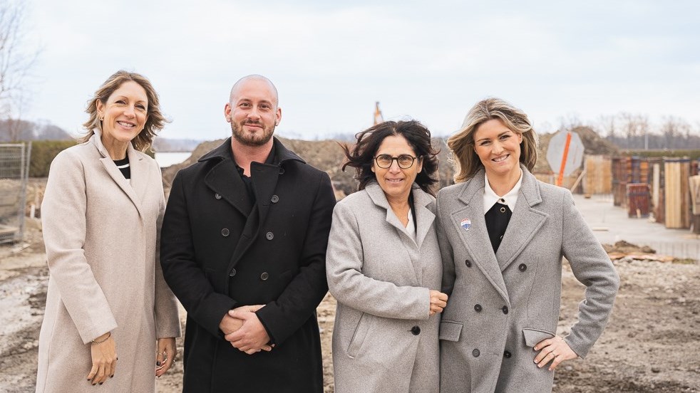 Les courtières Judy Pomminville (à droitre) et Jasmine Goupil prennent la pose sur le chantier avec la mairesse de Coteau-du-Lac, Andrée Brosseau, et le propriétaire et promoteur du Groupe Farand, Jérémie Farand