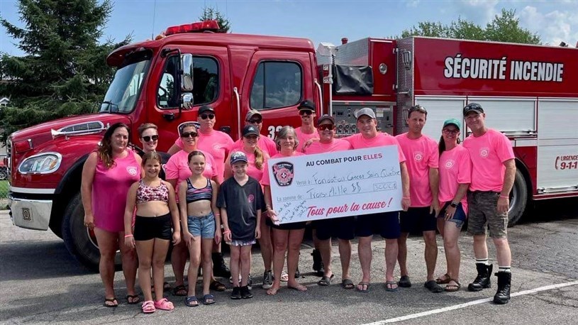 Les pompiers de Saint-Télesphore remettent 3 000$ à la Fondation du cancer du sein du Québec