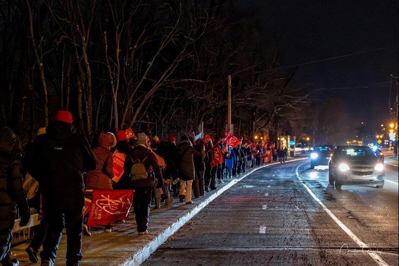 Grève des enseignants: près de 200 personnes se rassemblent à Vaudreuil-Dorion 