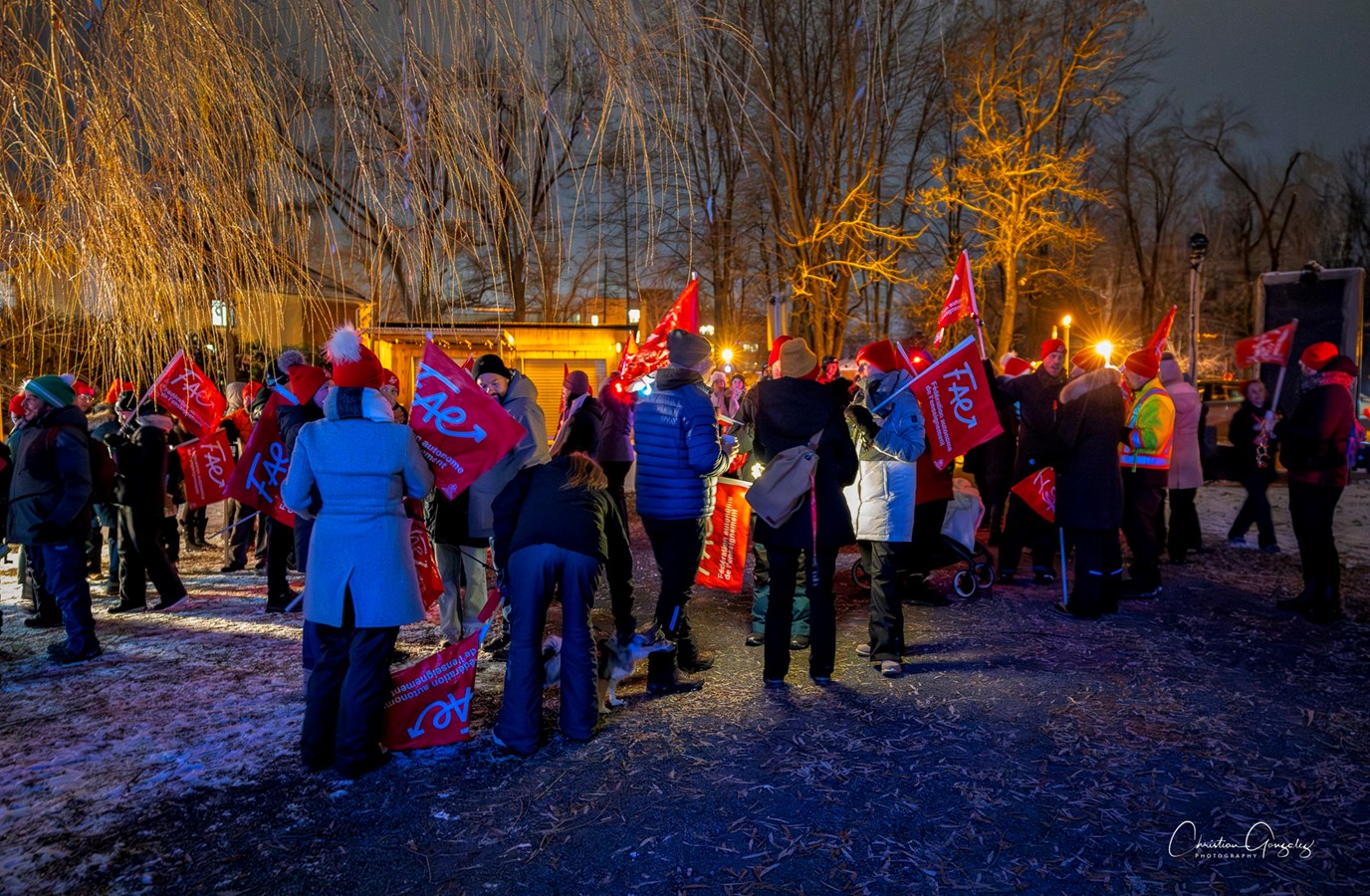 Grève des enseignants: près de 200 personnes se rassemblent à Vaudreuil-Dorion