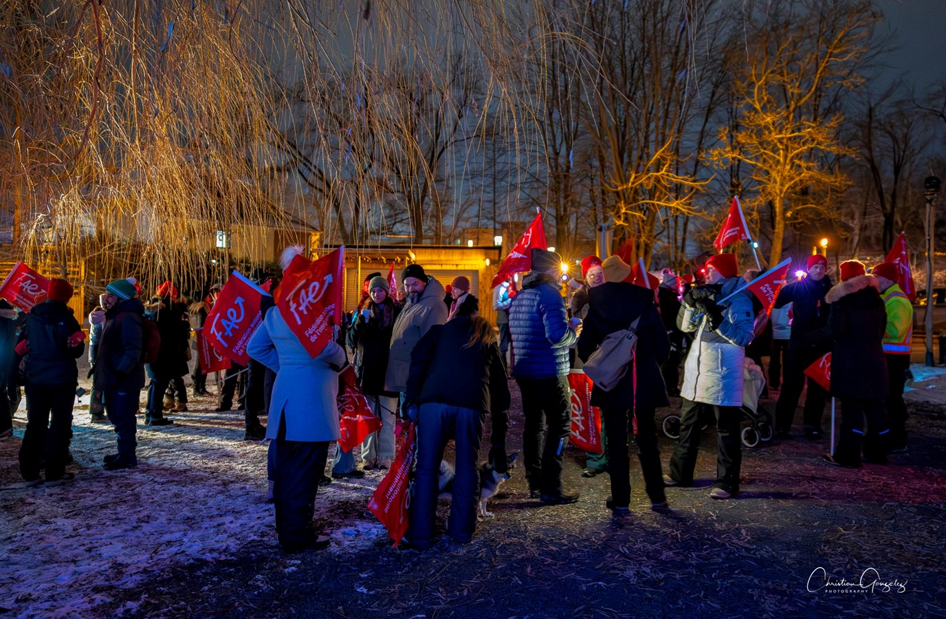 Grève des enseignants: près de 200 personnes se rassemblent à Vaudreuil-Dorion