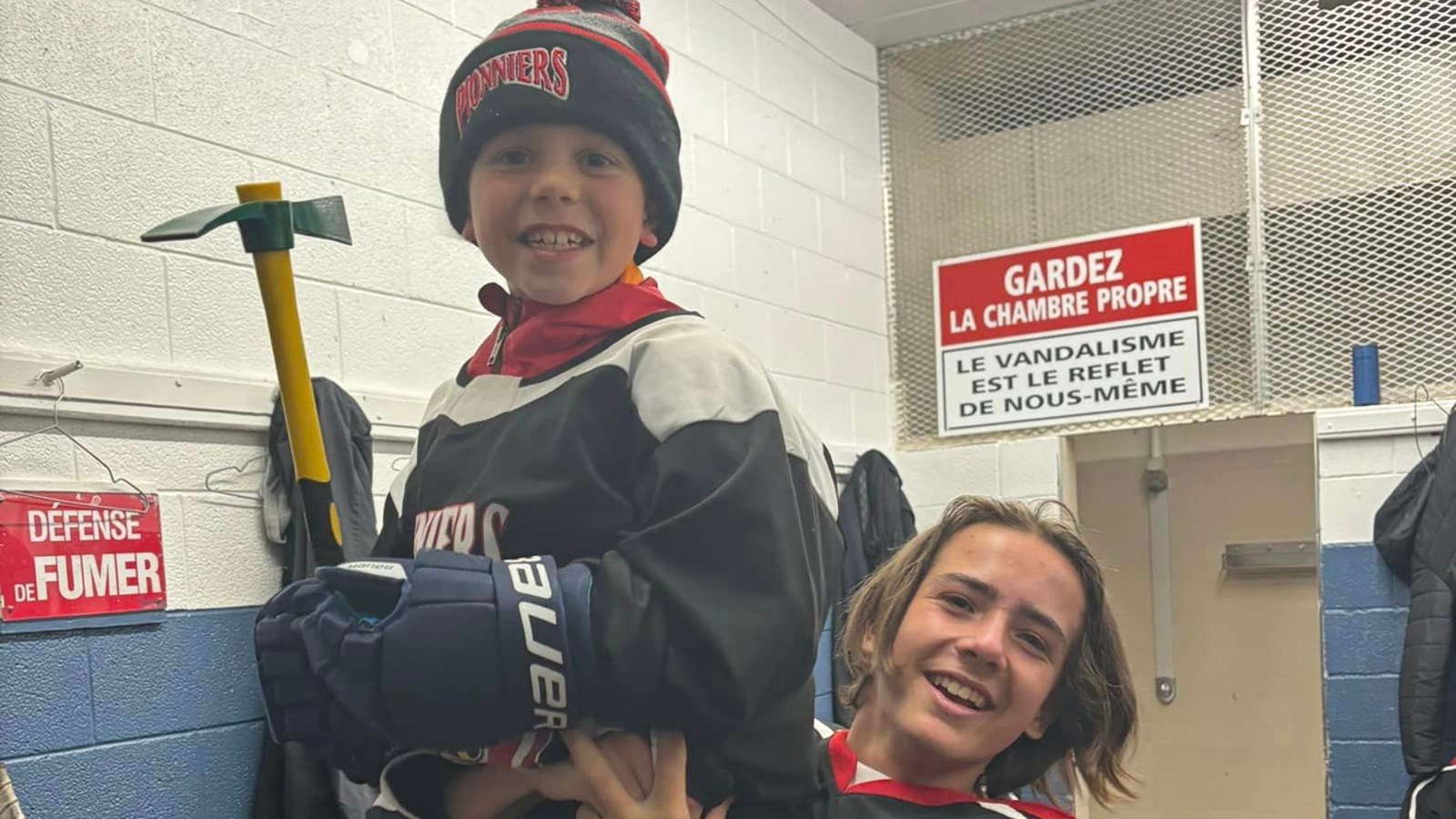 C’est Édouard le parrain et nouveau porte bonheur de l’équipe qui a décerné le joueur du match à Lukas Lalonde auteur de deux filets lors du dernier match de la ronde préliminaire