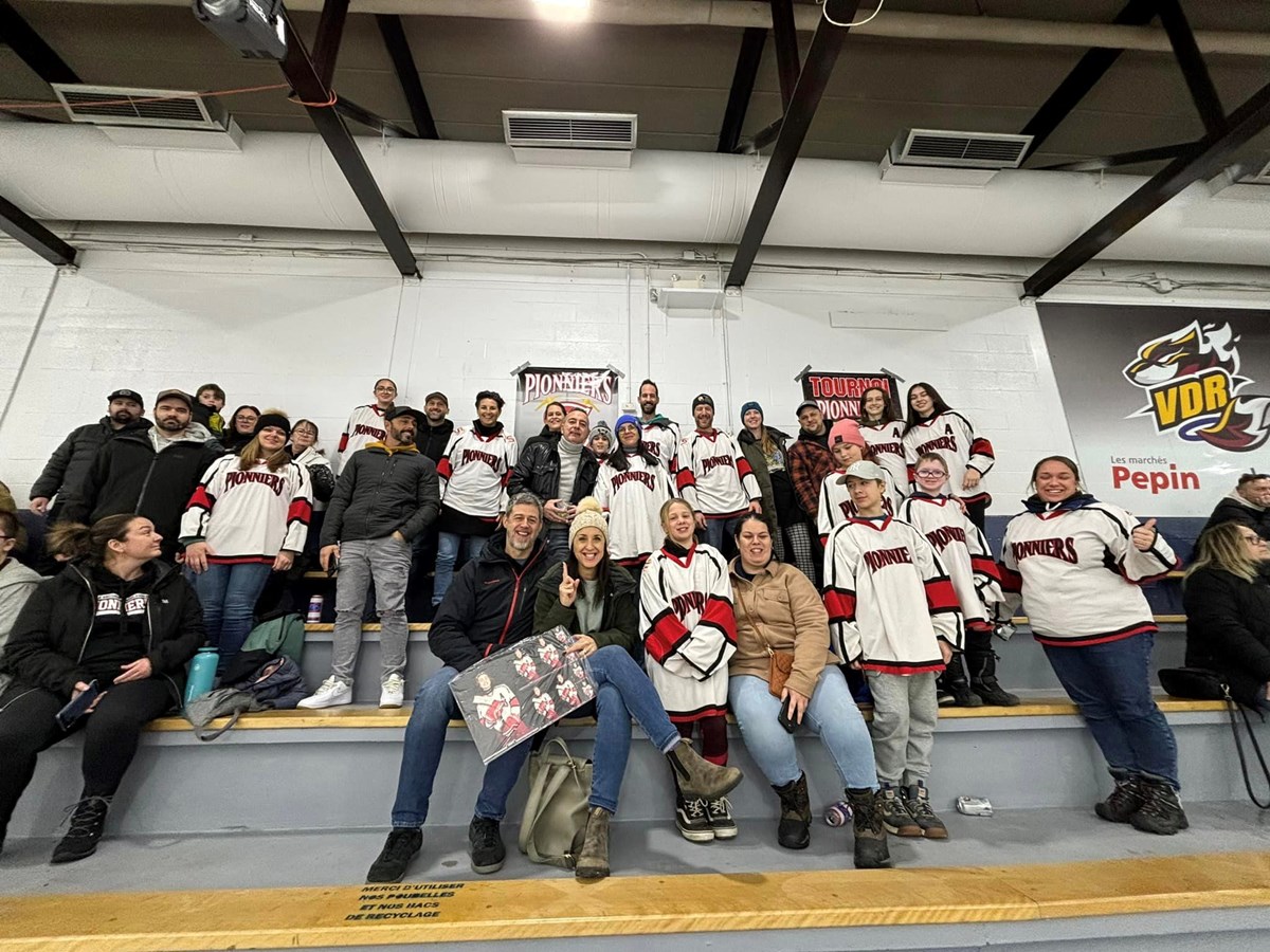 Les partisans des Pionniers étaient nombreux pour soutenir l'équipe de Vaudreuil-Soulanges lors du tournoi