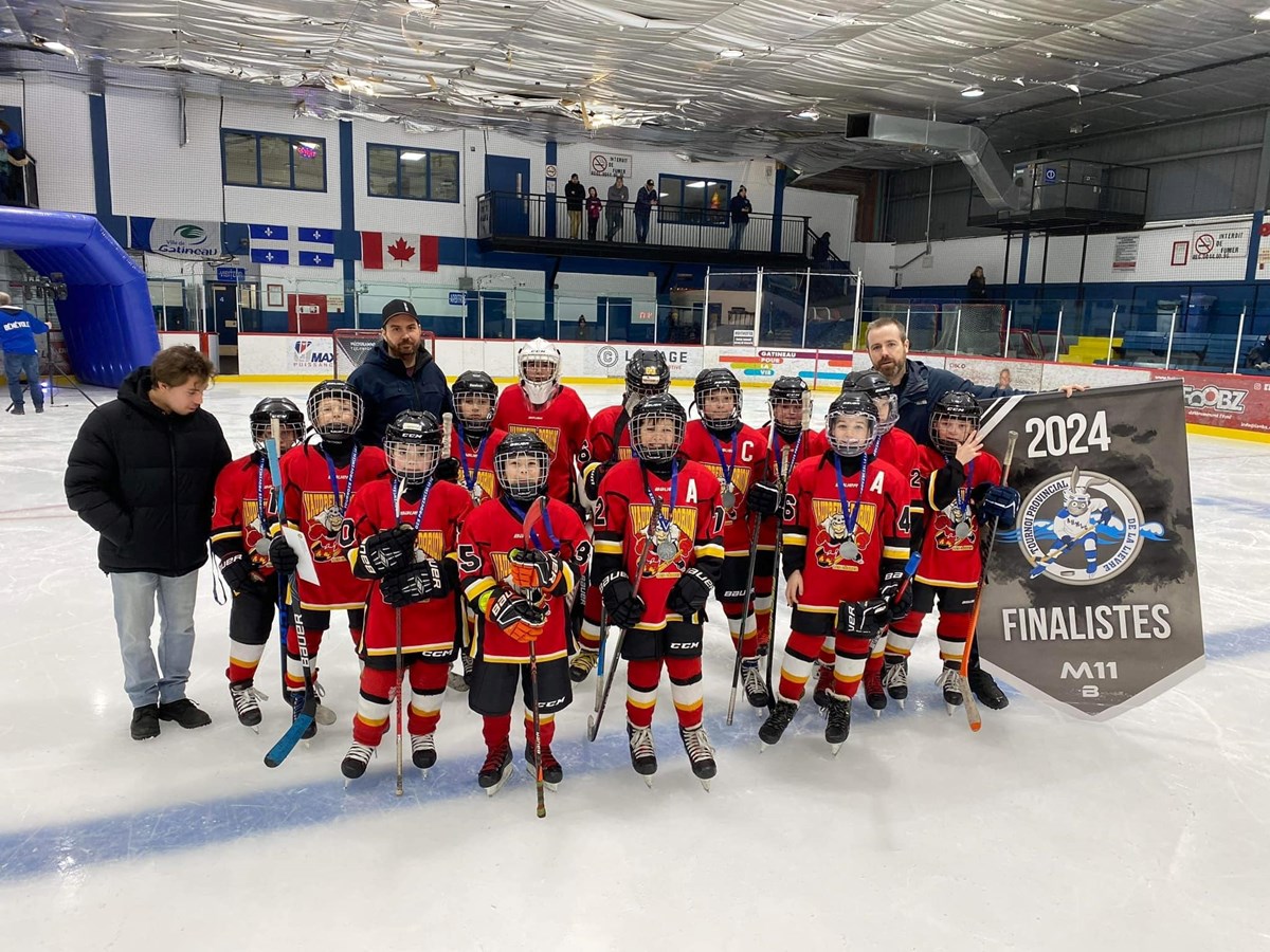 Vaudreuil-Dorion Minor Hockey Association representatives take home finalist banner