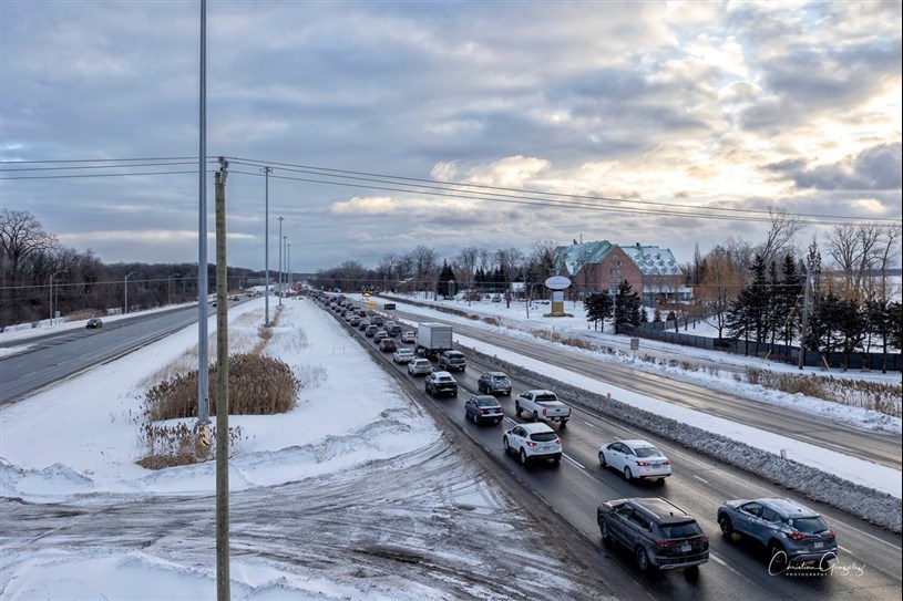 Trois voies ouvertes sur le pont de l'Île-aux-Tourtes 