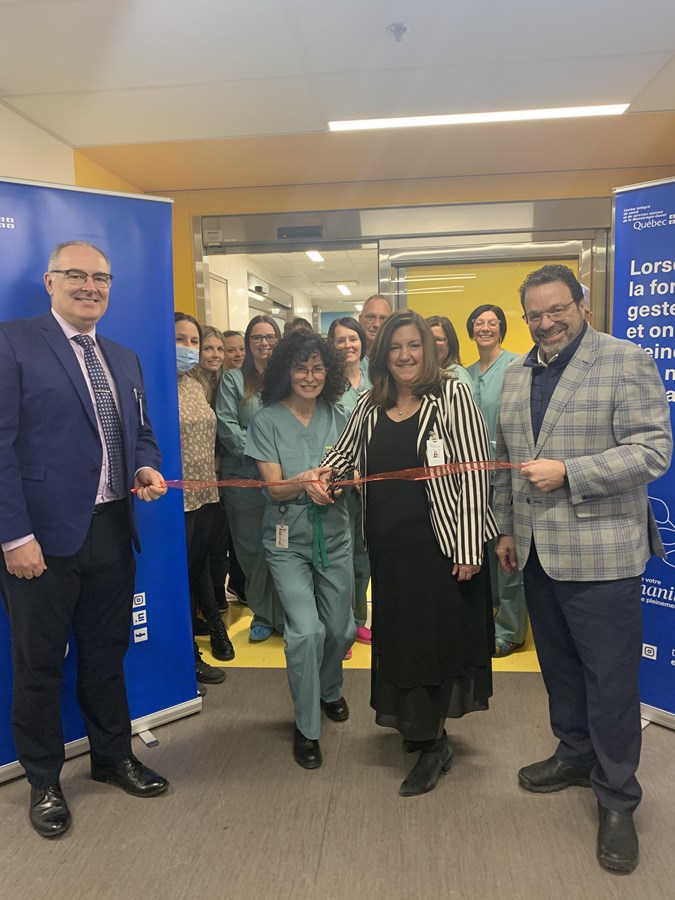 Bernard Cyr, Assistant General Manager, General and Specialized Physical Health Programs, the URDM team, Lyne Daoust, Director, Critical and Specialized Care Programs, and Philippe Gribeauval, President and CEO