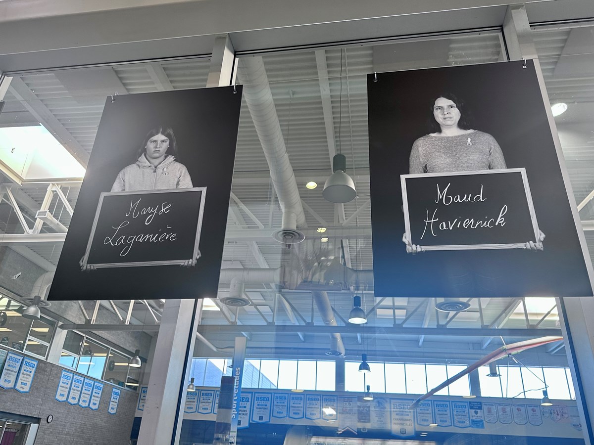 Le nom de deux victimes avec les photos des participantes à l'exposition