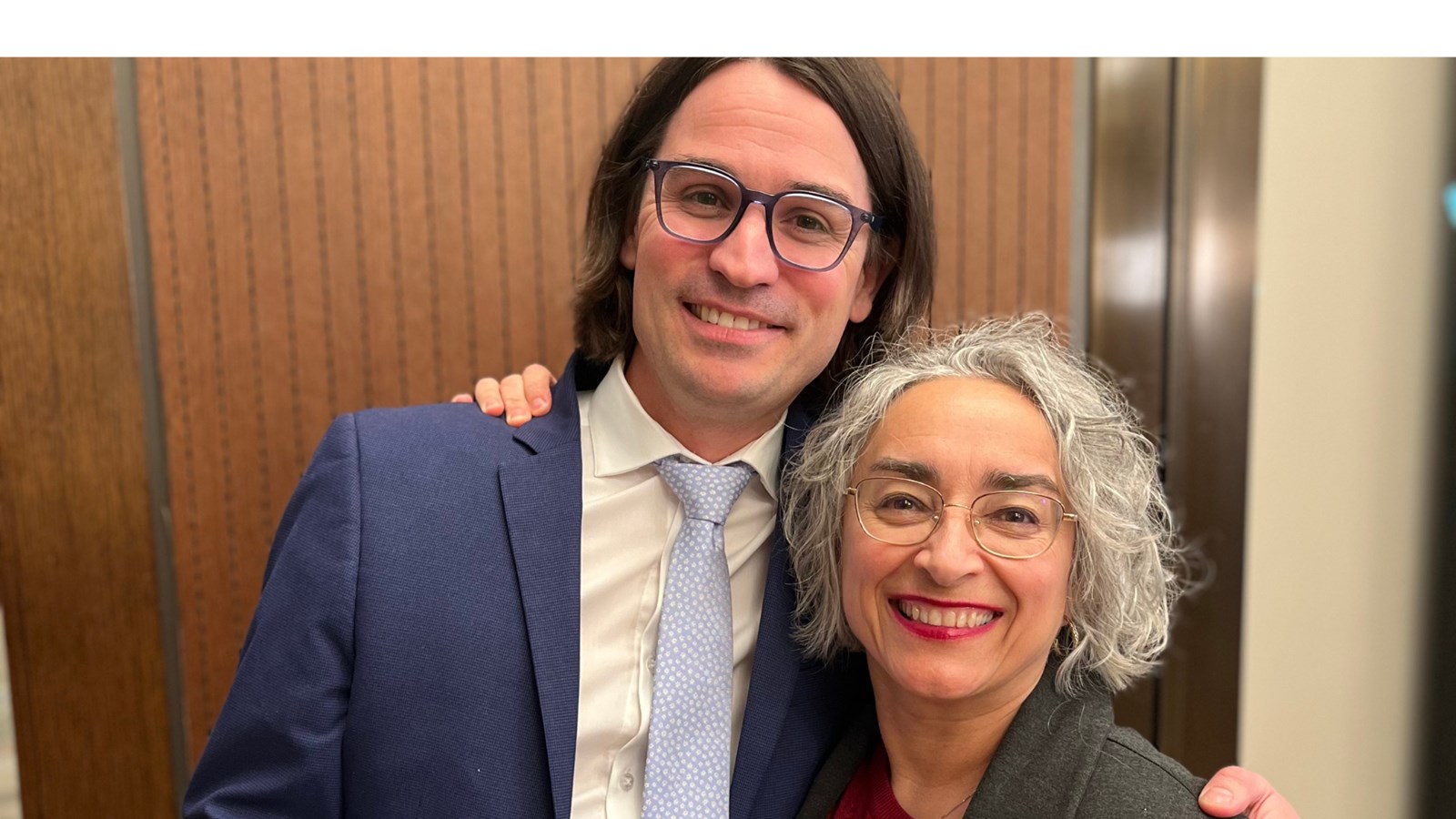 La députée de Salaberry-Suroît prend la pose avec son collègue Jean-Denis Garon, député de Mirabel