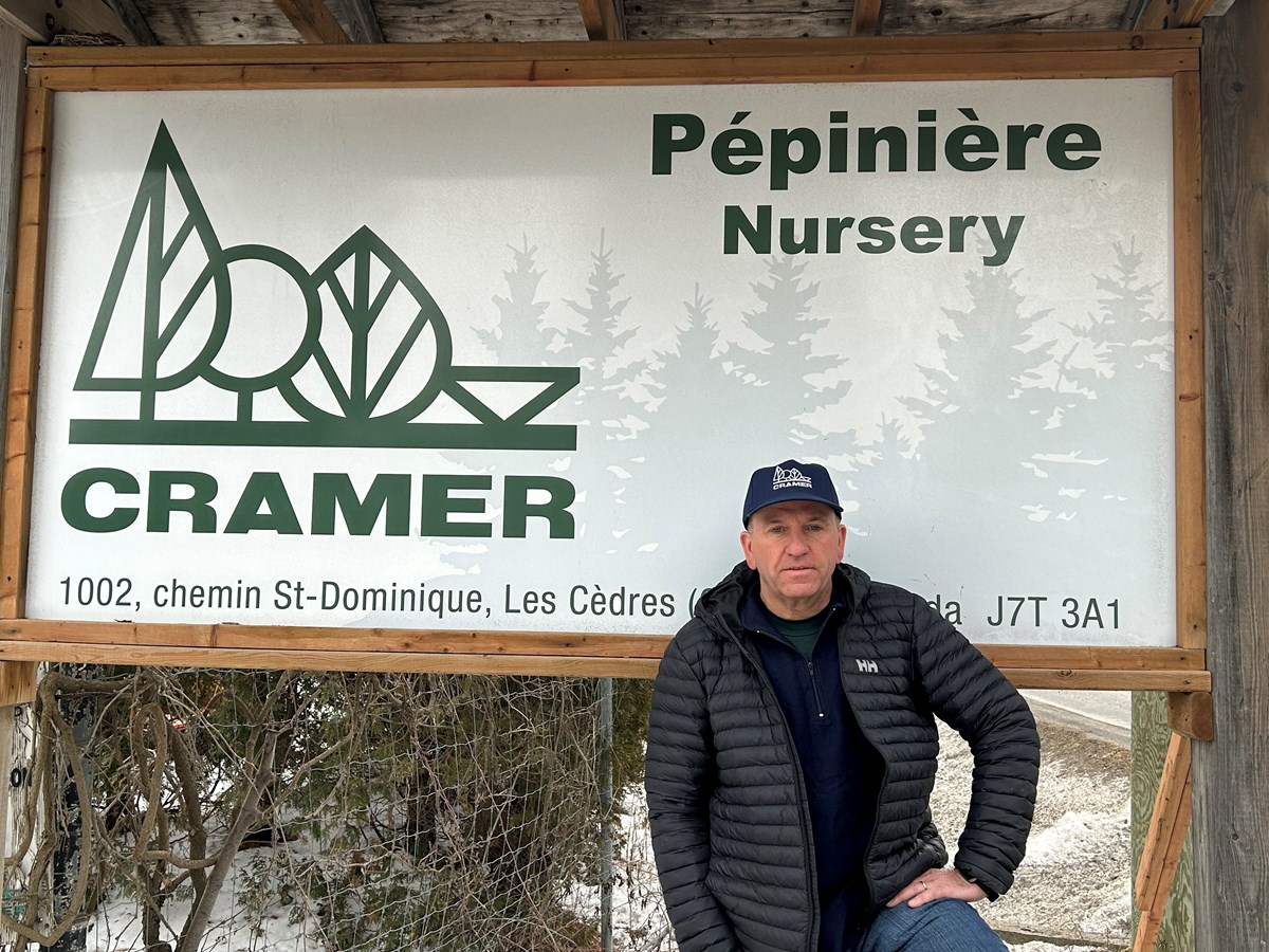 Mario Cramerstetter prend la pose devant l'une des 22 entrées de la Pépinière Cramer située aux Cèdres