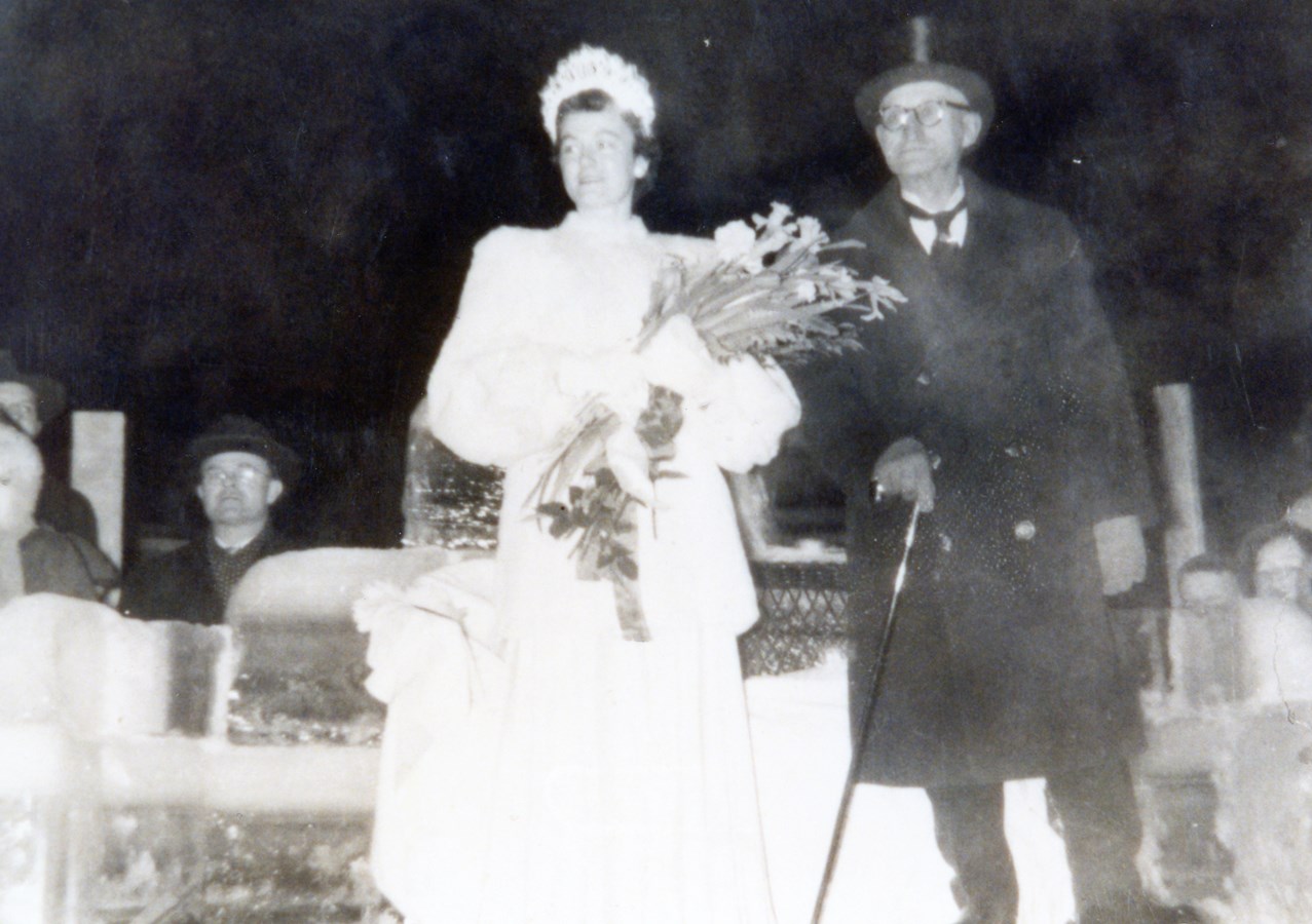 Lors du Carnaval d’hiver de Dorion en 1948. La reine, Mme Lily Dumoulin Schmidt est accompagnée de M. Édouard Charlebois, maire de Dorion.