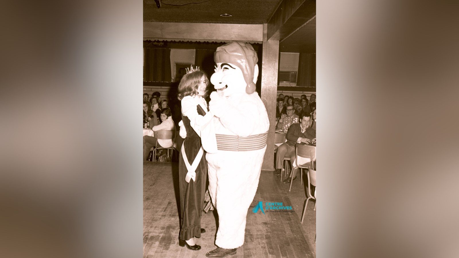 Bonhomme carnaval danse avec la reine. Carnaval de Rivière-Beaudette. Février 1972.