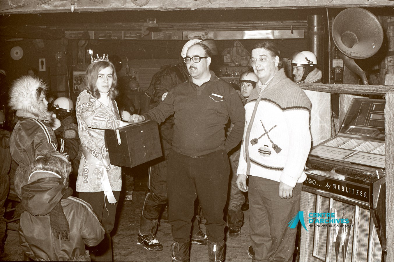 Tirage effectué par la reine du carnaval. Carnaval de Rivière-Beaudette. Février 1972.