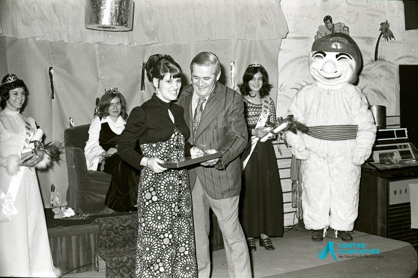 Remise des présents lors du couronnement. Carnaval de Rivière-Beaudette. Février 1972.