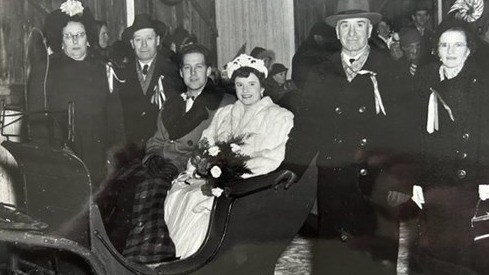 Cécile Martineau, reine du carnaval de Saint-Clet accompagnée de ses parents Hervé Martineau et Juliette Cardinal. Avant 1952.