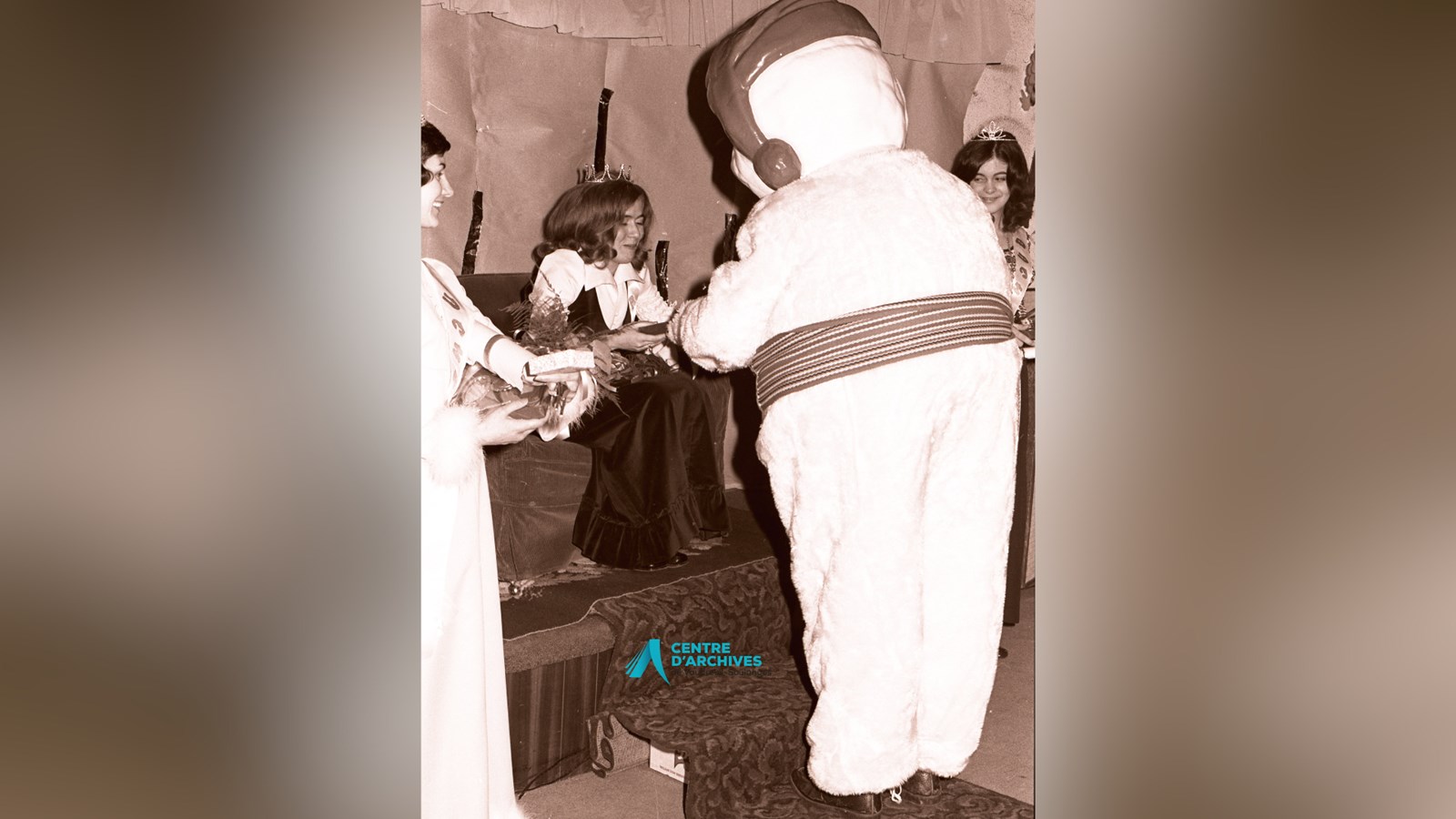 Bonhomme transmet un présent à la reine. Carnaval de Rivière-Beaudette. Février 1972.