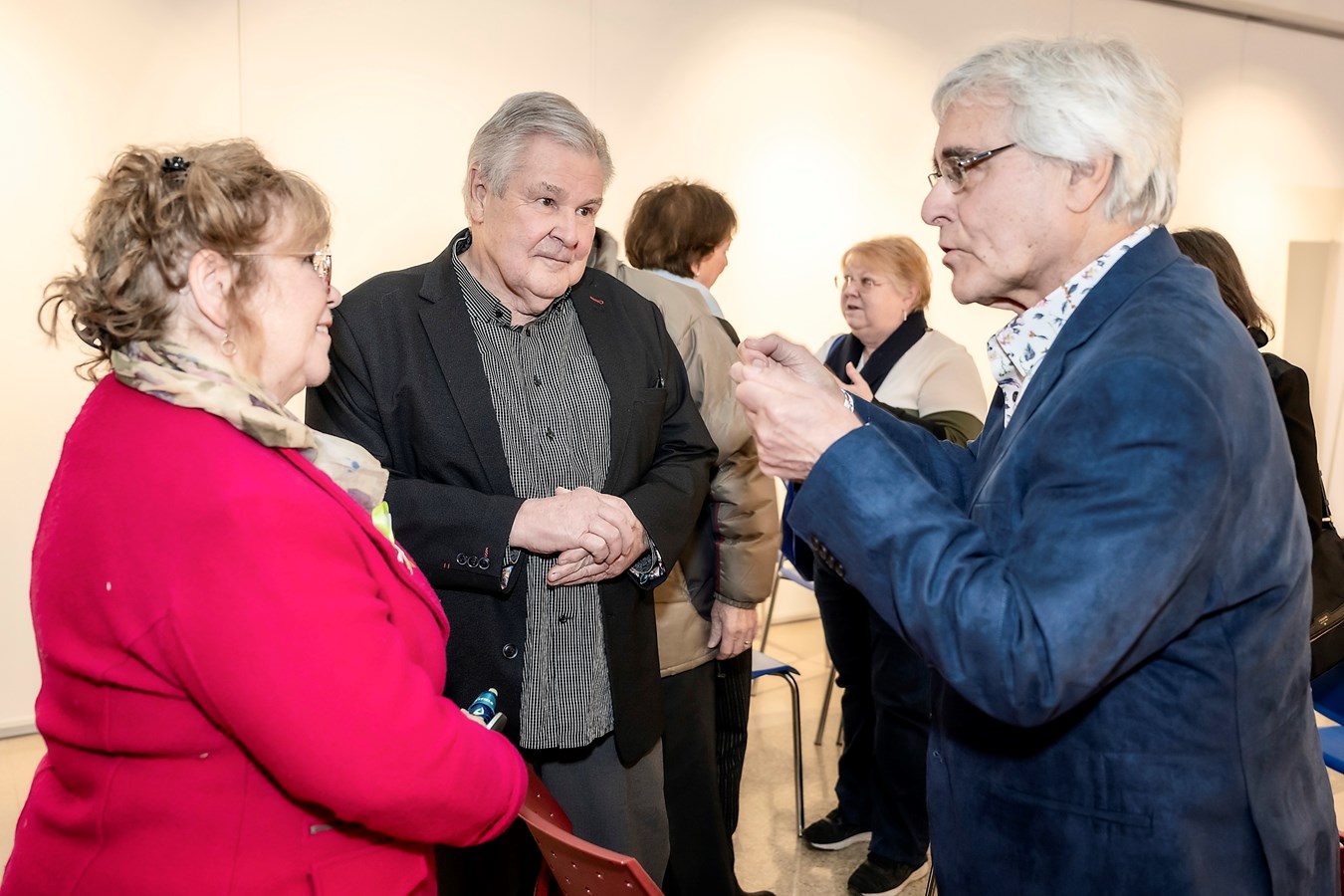 Lors de la soirée de remise de bourses, Francine Bélair, directrice des études du Cégep de Valleyfield,
Serge Lecompte, donateur à la Fondation et Aurèle Leroux, membre du groupe d’anciens étudiants de 1964, échangeait sur l’importance de la persévérance dans les études.