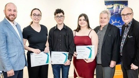 Patrick Tanguay, président du conseil d’administration de la Fondation, les boursier(ère)s :Kira
Carbonneau, Simon Précourt et Anabelle Chevrier, Serge Lecompte, donateur et Yves Trottier, directeur général de la Fondation.