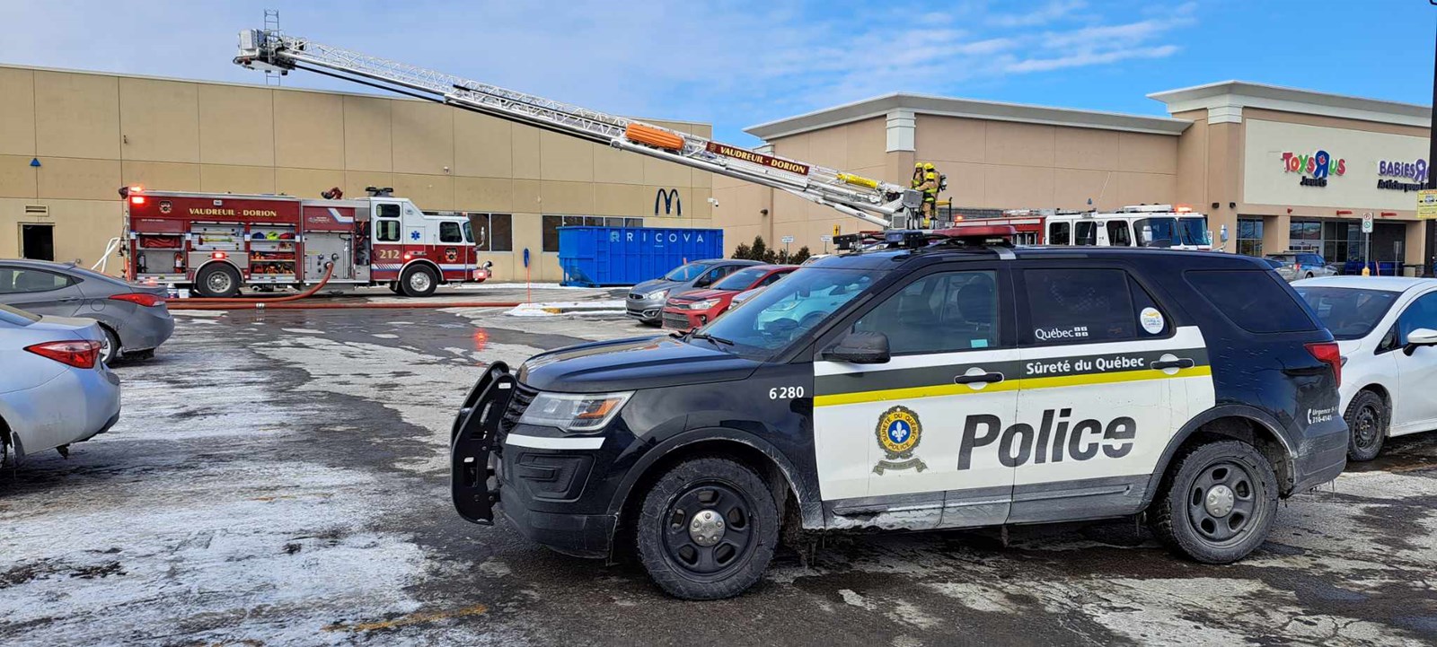 Fire at Walmart in Vaudreuil-Dorion mobilizes some 30 firefighters   