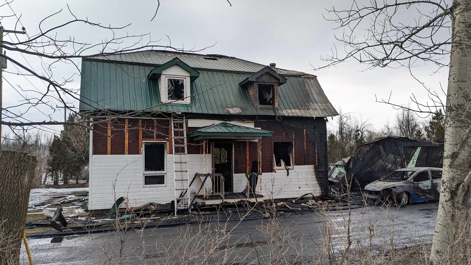 Une maison est totalement ravagée par les flammes à Les Cèdres