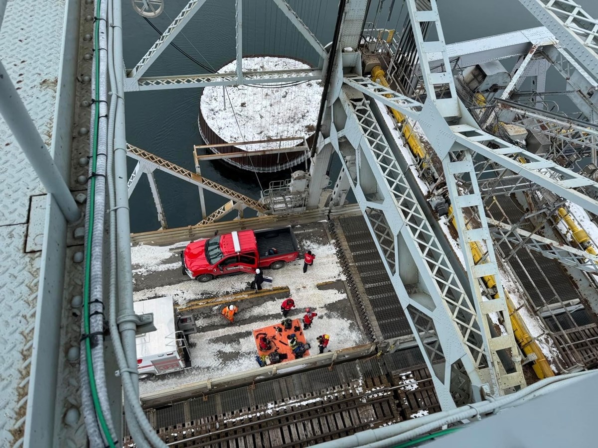 Pont Larocque: théâtre d'un exercice de sauvetage en hauteur pour des pompiers de la région