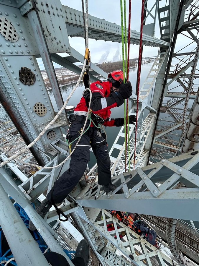 Pont Larocque: théâtre d'un exercice de sauvetage en hauteur pour des pompiers de la région