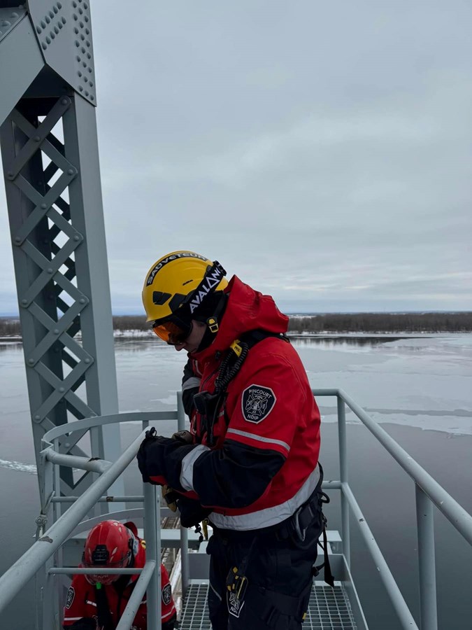 Pont Larocque: théâtre d'un exercice de sauvetage en hauteur pour des pompiers de la région