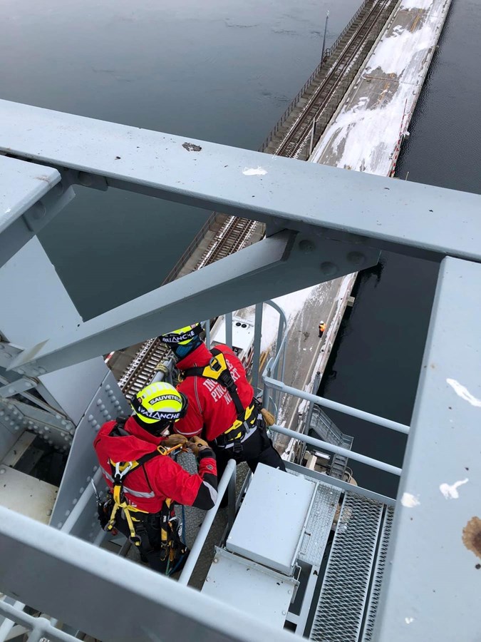 Pont Larocque: théâtre d'un exercice de sauvetage en hauteur pour des pompiers de la région