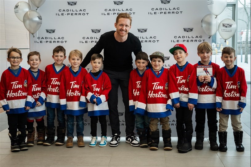 De jeunes hockeyeurs d'ici rencontrent Mike Matheson chez Cadillac Île-Perrot