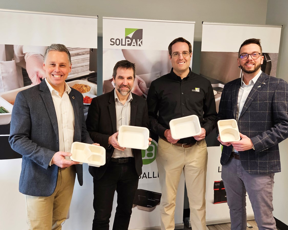 La journée a commencé par une visite de Solpak, une entreprise locale de la Ville de Rigaud, un leader dans les solutions écologiques d'emballages de mets préparés