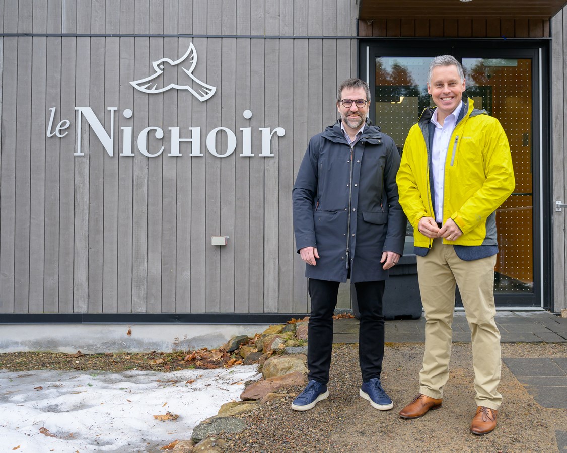 La visite s'est poursuivie au refuge d'oiseaux Le Nichoir à Hudson, réputé pour ses efforts de conservation et de réhabilitation des oiseaux sauvages blessés ou orphelins au Québec, en Ontario, au Nouveau-Brunswick et dans le nord-est des États-Unis